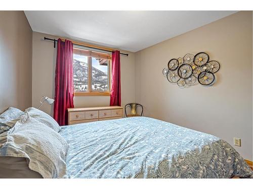 307-743 Railway Avenue, Canmore, AB - Indoor Photo Showing Bedroom