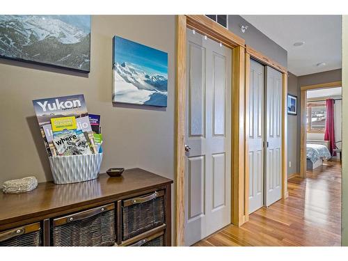 307-743 Railway Avenue, Canmore, AB - Indoor Photo Showing Other Room