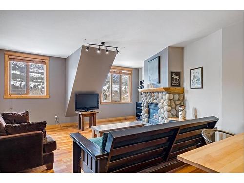 307-743 Railway Avenue, Canmore, AB - Indoor Photo Showing Living Room