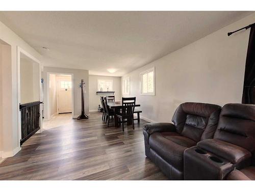 512 2 Avenue Nw, Slave Lake, AB - Indoor Photo Showing Living Room