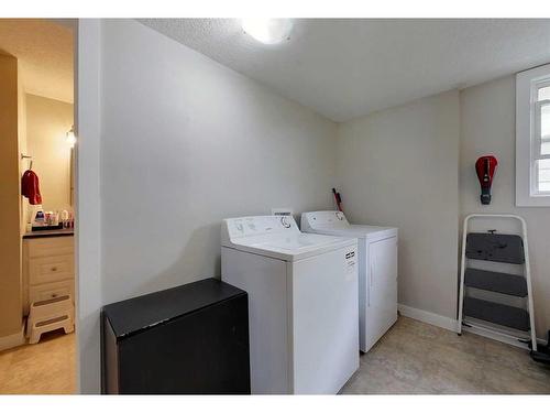 512 2 Avenue Nw, Slave Lake, AB - Indoor Photo Showing Laundry Room