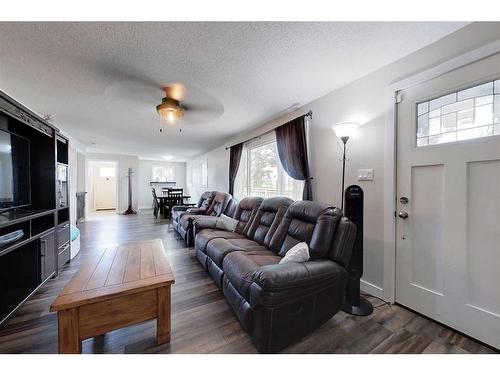 512 2 Avenue Nw, Slave Lake, AB - Indoor Photo Showing Living Room