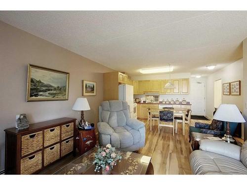 302-777 48 Street, Edson, AB - Indoor Photo Showing Living Room