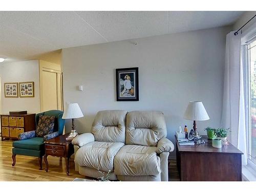 302-777 48 Street, Edson, AB - Indoor Photo Showing Living Room