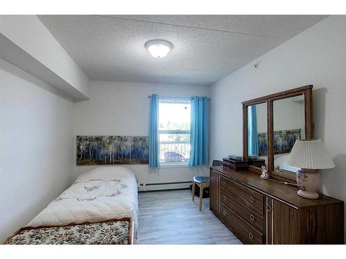 302-777 48 Street, Edson, AB - Indoor Photo Showing Other Room