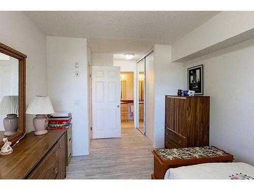 302-777 48 Street, Edson, AB - Indoor Photo Showing Bedroom