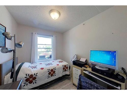 302-777 48 Street, Edson, AB - Indoor Photo Showing Bedroom