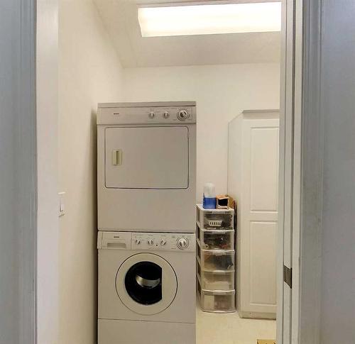 302-777 48 Street, Edson, AB - Indoor Photo Showing Laundry Room