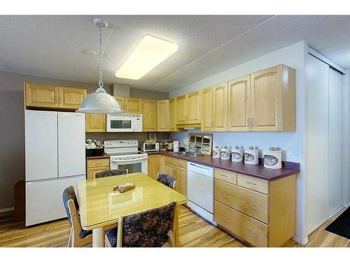 302-777 48 Street, Edson, AB - Indoor Photo Showing Kitchen