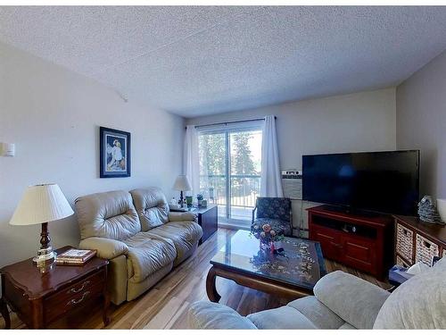 302-777 48 Street, Edson, AB - Indoor Photo Showing Living Room