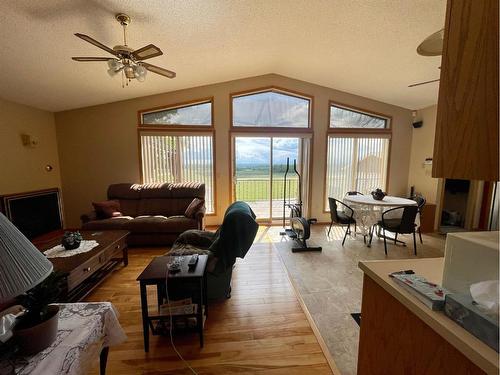 18302 Township Road 532, Rural Yellowhead County, AB - Indoor Photo Showing Living Room