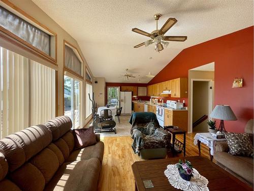 18302 Township Road 532, Rural Yellowhead County, AB - Indoor Photo Showing Living Room