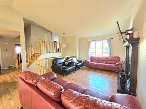 110 Poplar Drive, Whitecourt, AB - Indoor Photo Showing Living Room