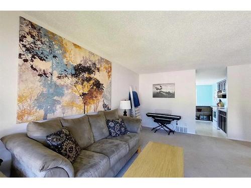 5104 18 Avenue, Edson, AB - Indoor Photo Showing Living Room