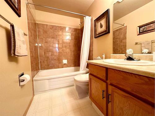 135 Sitar Crescent, Hinton, AB - Indoor Photo Showing Bathroom