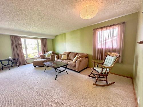 135 Sitar Crescent, Hinton, AB - Indoor Photo Showing Living Room