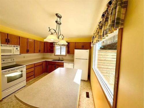 135 Sitar Crescent, Hinton, AB - Indoor Photo Showing Kitchen