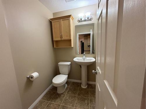 Unit 3-4010 47 Street, Whitecourt, AB - Indoor Photo Showing Bathroom