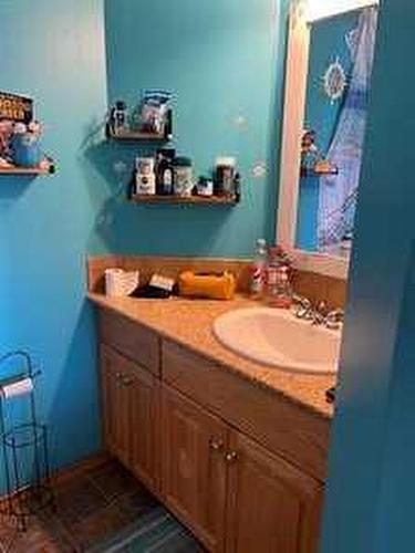 302 8 Avenue, Fox Creek, AB - Indoor Photo Showing Bathroom