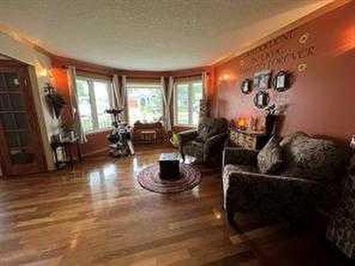 302 8 Avenue, Fox Creek, AB - Indoor Photo Showing Living Room