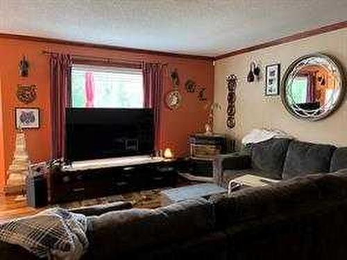 302 8 Avenue, Fox Creek, AB - Indoor Photo Showing Living Room