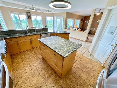 12-49329 Folding Avenue, Rural Yellowhead County, AB - Indoor Photo Showing Kitchen With Double Sink