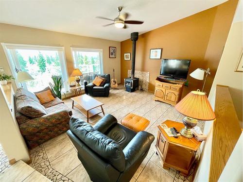 12-49329 Folding Avenue, Rural Yellowhead County, AB - Indoor Photo Showing Living Room