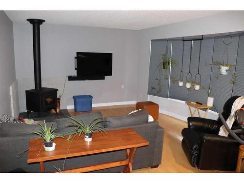 18231 Township Road 542, Rural Yellowhead County, AB - Indoor Photo Showing Living Room