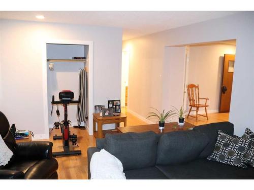 18231 Township Road 542, Rural Yellowhead County, AB - Indoor Photo Showing Living Room