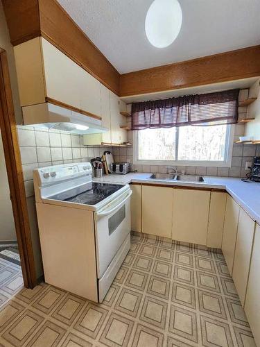 511 Hammond Drive South, Fox Creek, AB - Indoor Photo Showing Kitchen With Double Sink