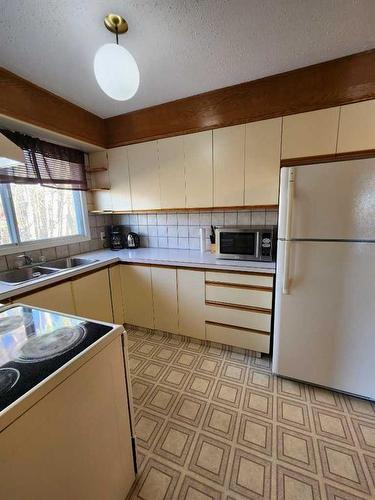 511 Hammond Drive South, Fox Creek, AB - Indoor Photo Showing Kitchen With Double Sink