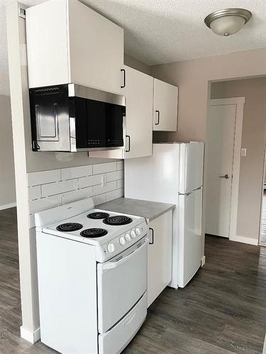 611 3 Ave, Fox Creek, AB - Indoor Photo Showing Kitchen