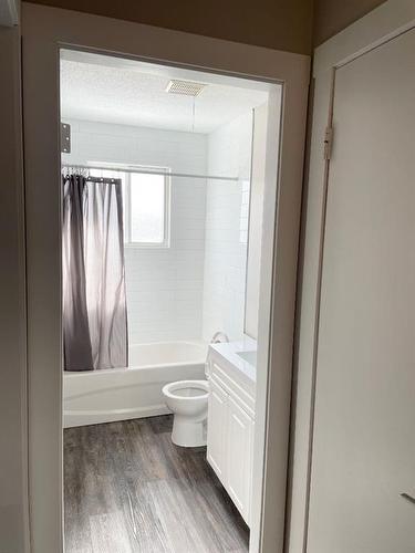 611 3 Ave, Fox Creek, AB - Indoor Photo Showing Bathroom