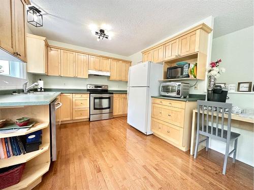 812 9 Avenue, Fox Creek, AB - Indoor Photo Showing Kitchen