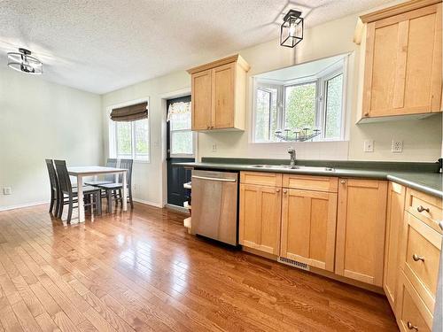 812 9 Avenue, Fox Creek, AB - Indoor Photo Showing Kitchen