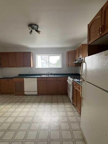 822 50 Street, Edson, AB - Indoor Photo Showing Kitchen With Double Sink