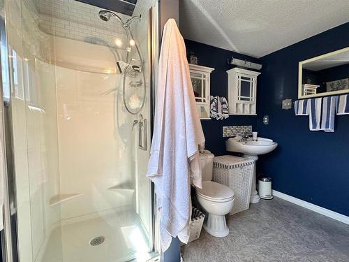 17 Hillside Avenue, Swan Hills, AB - Indoor Photo Showing Bathroom