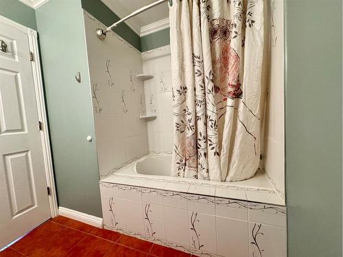 2 Hillside Avenue, Swan Hills, AB - Indoor Photo Showing Bathroom