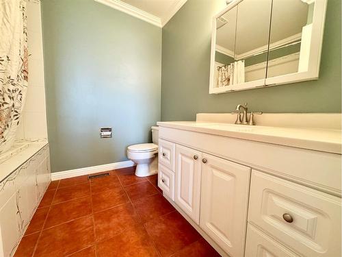 2 Hillside Avenue, Swan Hills, AB - Indoor Photo Showing Bathroom