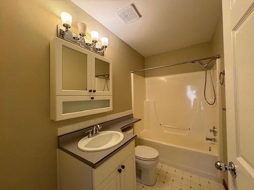 537 Boutin Avenue, Hinton, AB - Indoor Photo Showing Bathroom