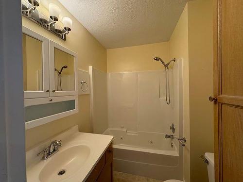 537 Boutin Avenue, Hinton, AB - Indoor Photo Showing Bathroom