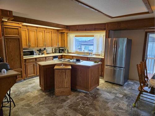 718 6 Avenue, Fox Creek, AB - Indoor Photo Showing Kitchen