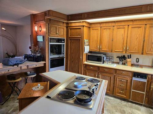 718 6 Avenue, Fox Creek, AB - Indoor Photo Showing Kitchen