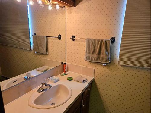 718 6 Avenue, Fox Creek, AB - Indoor Photo Showing Bathroom