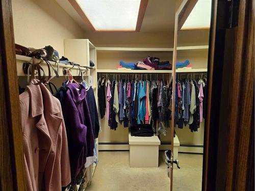 718 6 Avenue, Fox Creek, AB - Indoor With Storage