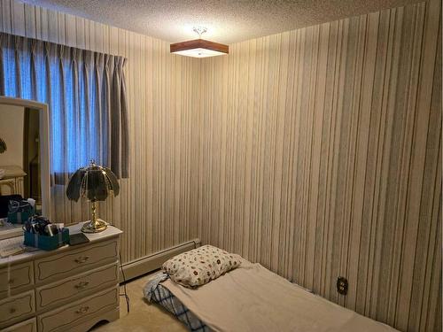 718 6 Avenue, Fox Creek, AB - Indoor Photo Showing Bedroom