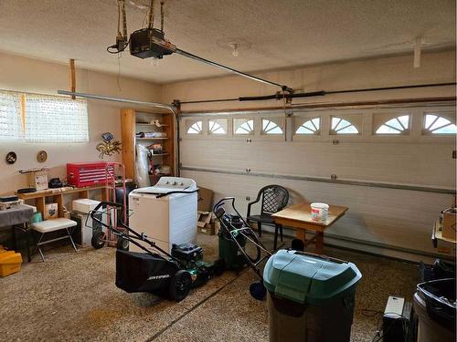 718 6 Avenue, Fox Creek, AB - Indoor Photo Showing Garage