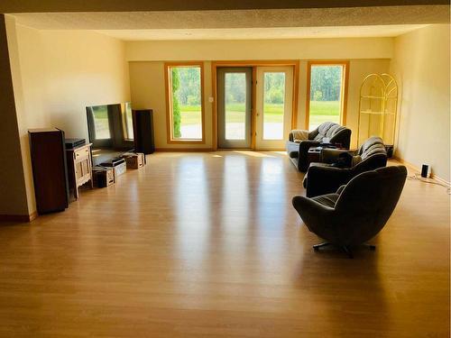 590032 Range Road 111A, Rural Woodlands County, AB - Indoor Photo Showing Living Room