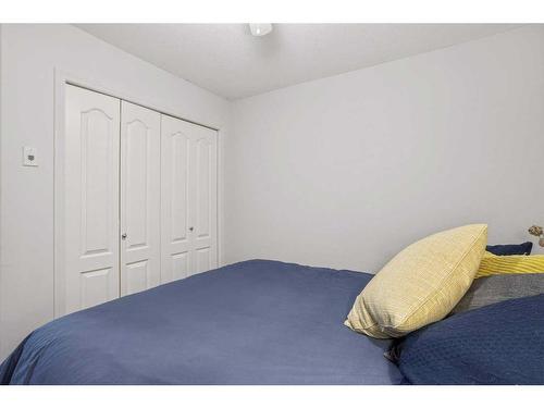 121-300 Palliser Lane, Canmore, AB - Indoor Photo Showing Bedroom