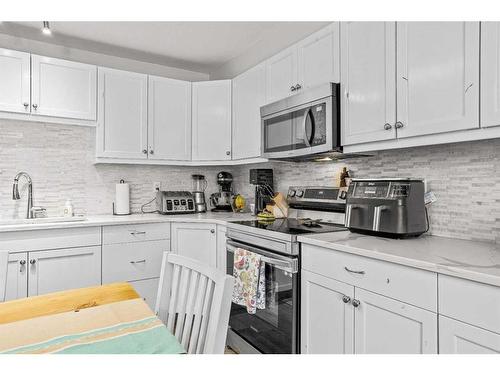 121-300 Palliser Lane, Canmore, AB - Indoor Photo Showing Kitchen